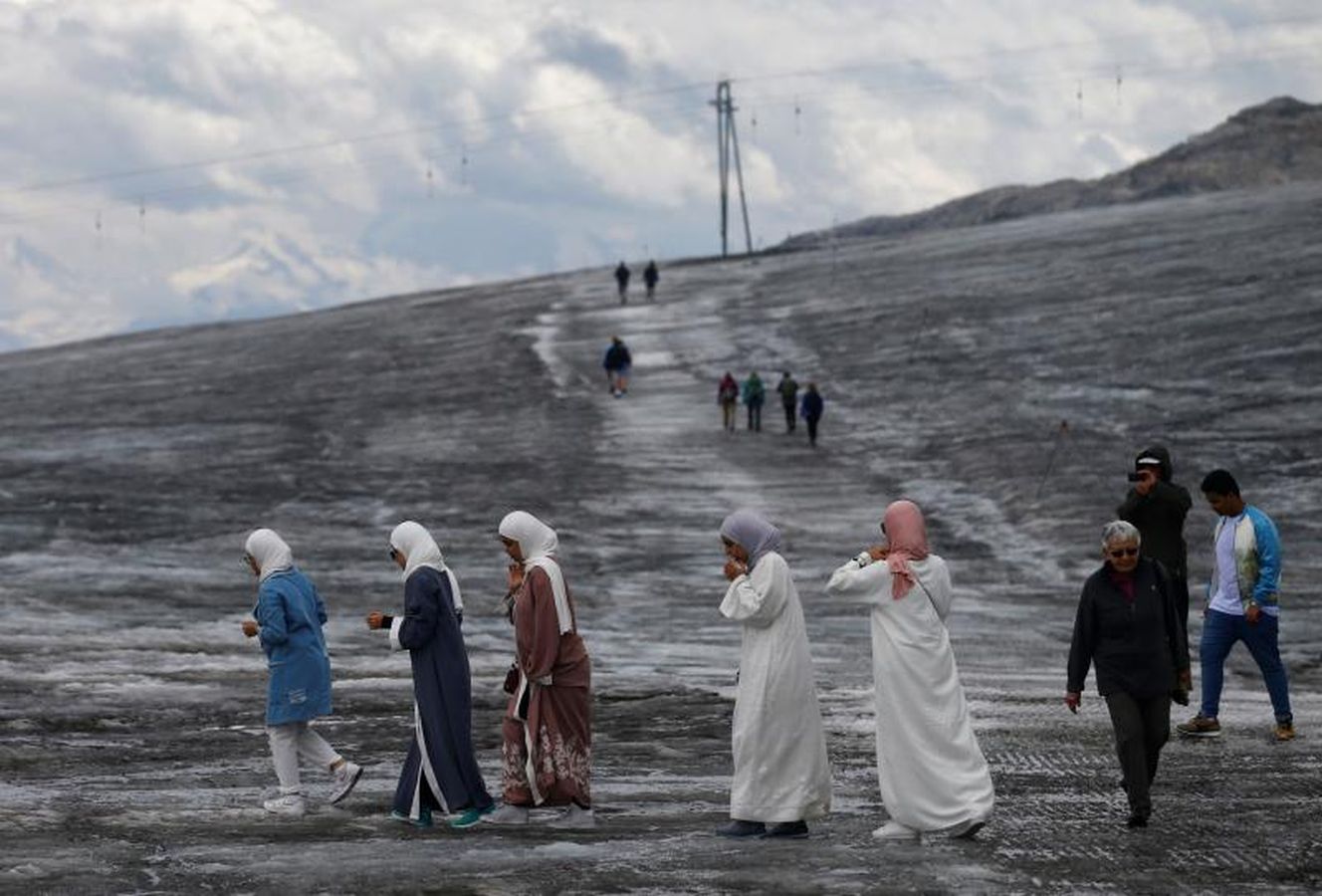 El hallazgo de las cadáveres de Marcelin y Francine Dumoulin 75 años después de su desaparición en el glaciar suizo Tsanfleuron saca a la luz su oscura leyenda: los casi 300 cadáveres que esconde entre sus grietas. Turistas de medio mundo recorren sus heladas faldas para llegar a Glacier 3000, la estación de esquí situada en su parte superior, sin conocer este oscuro secreto