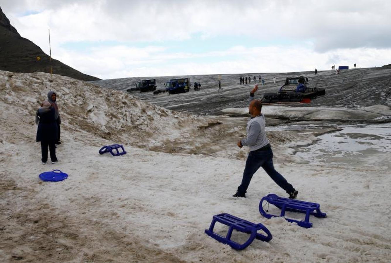 El hallazgo de las cadáveres de Marcelin y Francine Dumoulin 75 años después de su desaparición en el glaciar suizo Tsanfleuron saca a la luz su oscura leyenda: los casi 300 cadáveres que esconde entre sus grietas. Turistas de medio mundo recorren sus heladas faldas para llegar a Glacier 3000, la estación de esquí situada en su parte superior, sin conocer este oscuro secreto