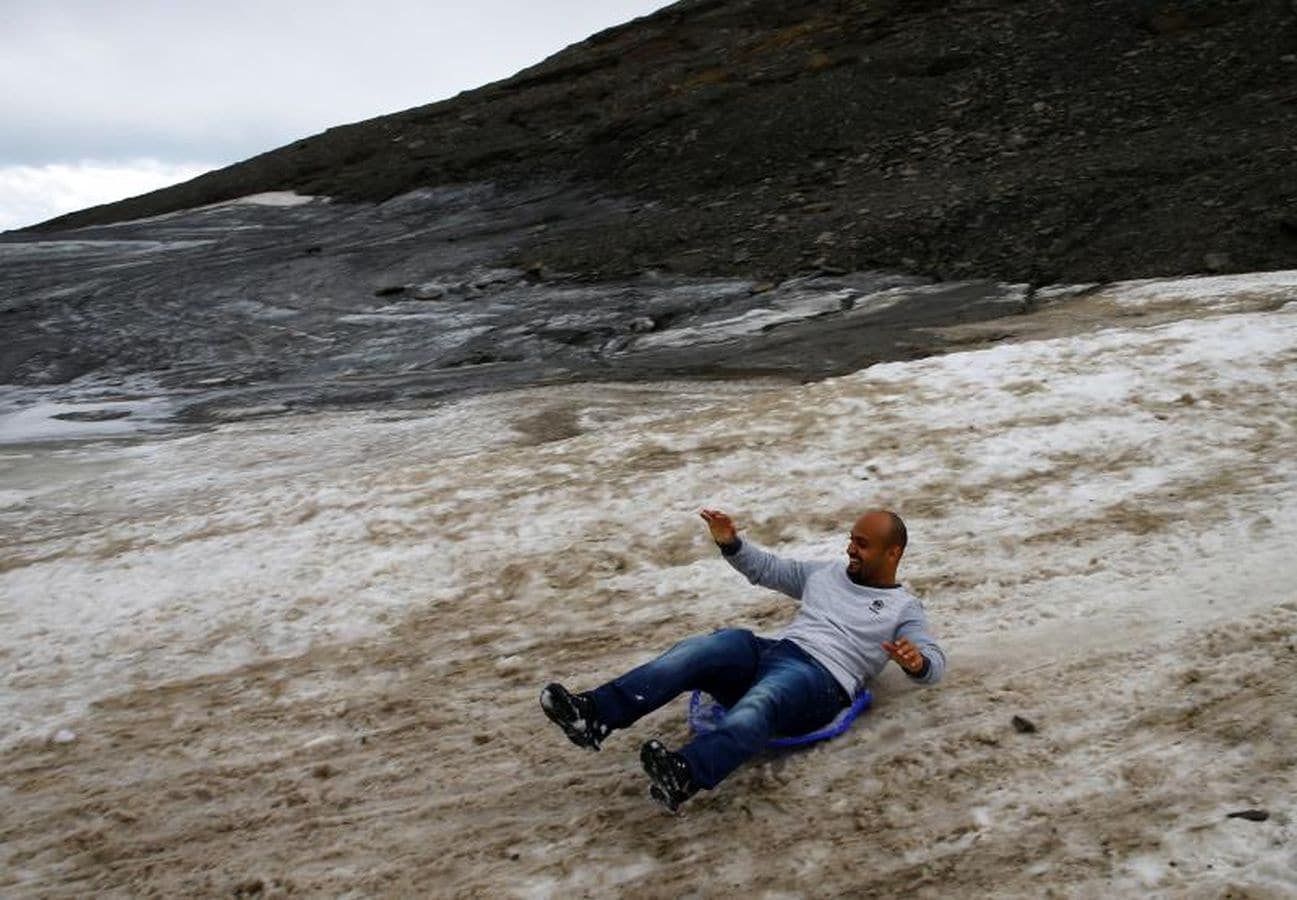 El hallazgo de las cadáveres de Marcelin y Francine Dumoulin 75 años después de su desaparición en el glaciar suizo Tsanfleuron saca a la luz su oscura leyenda: los casi 300 cadáveres que esconde entre sus grietas. Turistas de medio mundo recorren sus heladas faldas para llegar a Glacier 3000, la estación de esquí situada en su parte superior, sin conocer este oscuro secreto