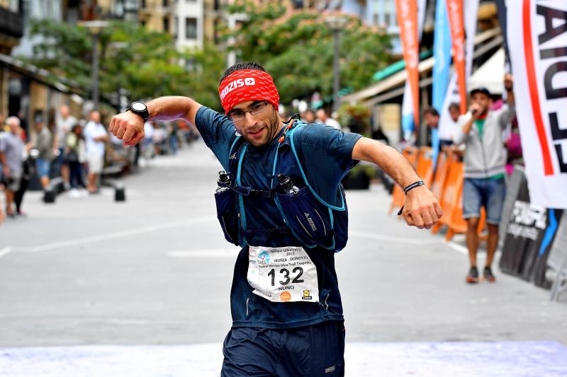 Alrededor de 140 corredores emprendieron el viernes por la noche la tercera etapa del Circuito Basque Ultra Trail Series. Las cuatro pruebas tendrán una longitud de entre 110 y 140 kilómetros cada una y suman 500 kilómetros. En las imágenes, los corredores a su paso por Areso.