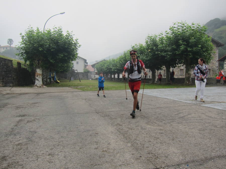 Alrededor de 140 corredores emprendieron el viernes por la noche la tercera etapa del Circuito Basque Ultra Trail Series. Las cuatro pruebas tendrán una longitud de entre 110 y 140 kilómetros cada una y suman 500 kilómetros. En las imágenes, los corredores a su paso por Areso.