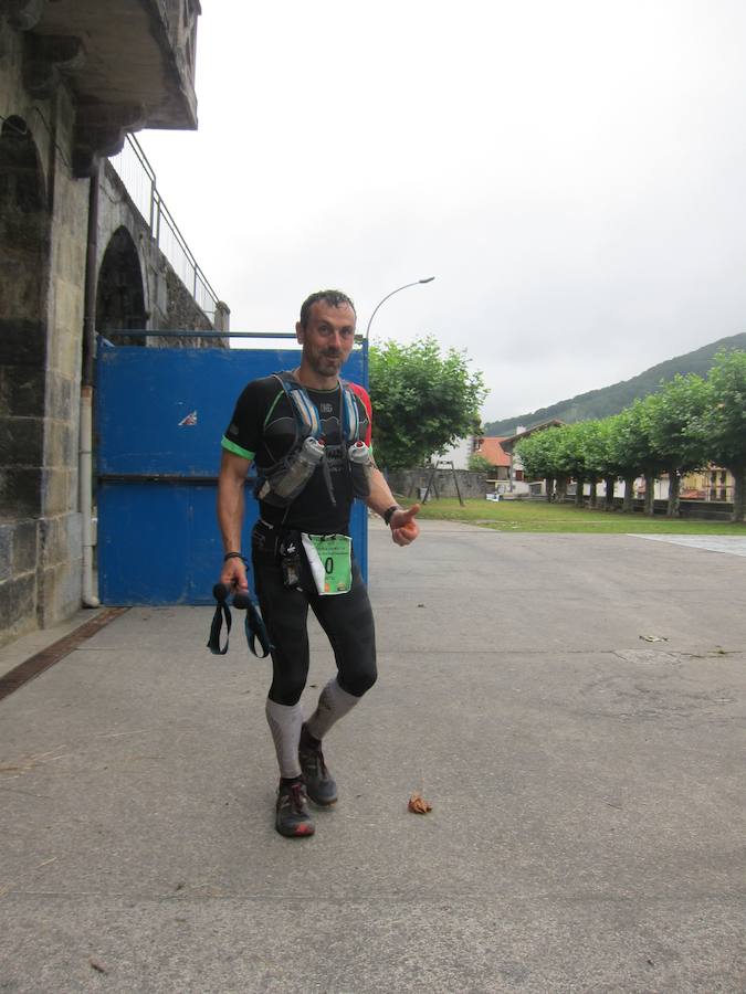 Alrededor de 140 corredores emprendieron el viernes por la noche la tercera etapa del Circuito Basque Ultra Trail Series. Las cuatro pruebas tendrán una longitud de entre 110 y 140 kilómetros cada una y suman 500 kilómetros. En las imágenes, los corredores a su paso por Areso.