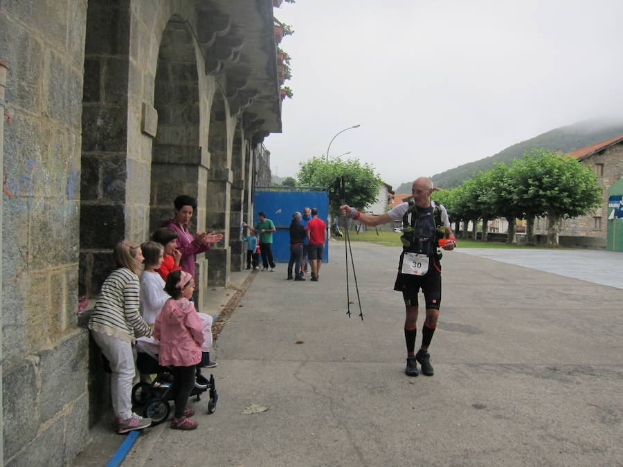 Alrededor de 140 corredores emprendieron el viernes por la noche la tercera etapa del Circuito Basque Ultra Trail Series. Las cuatro pruebas tendrán una longitud de entre 110 y 140 kilómetros cada una y suman 500 kilómetros. En las imágenes, los corredores a su paso por Areso.