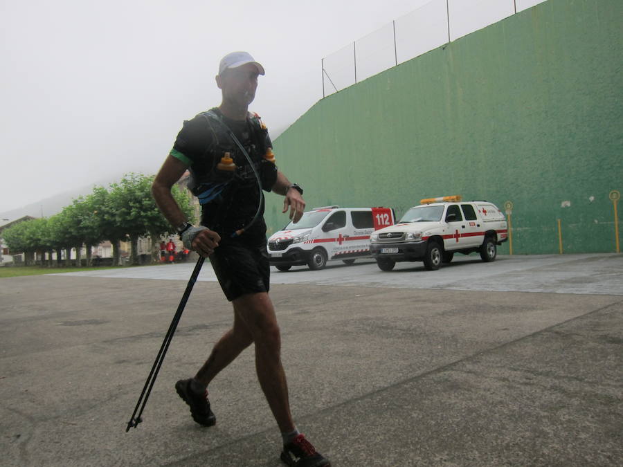 Alrededor de 140 corredores emprendieron el viernes por la noche la tercera etapa del Circuito Basque Ultra Trail Series. Las cuatro pruebas tendrán una longitud de entre 110 y 140 kilómetros cada una y suman 500 kilómetros. En las imágenes, los corredores a su paso por Areso.