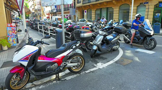 Encontrar sitio para aparcar la moto se ha convertido en una odisea en verano.