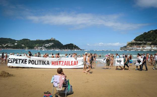 Protesta de Etxerat por la playa de La Concha