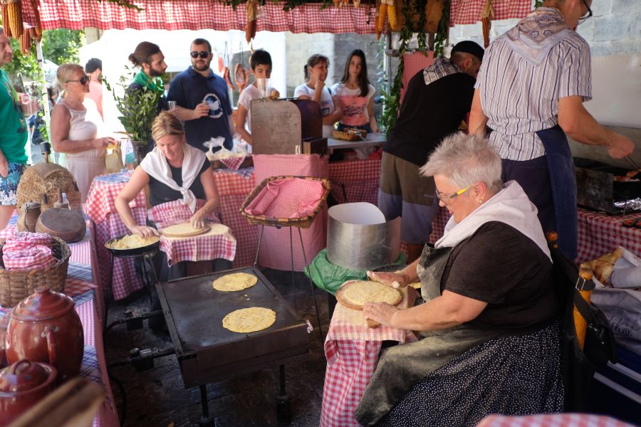 Un año más, y van veintisiete, en Arma plaza y aledaños se celebró el 'Herri Giroa', una fiesta que aglutina puestos de artesanía y alimentación, una kupela para degustación gratuita de sidra y otras actividades. 