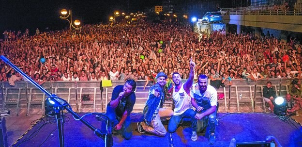 Efecto Pasillo. El cuarteto canario se fotografío al final del concierto con los miles de fans que acudieron al malecón. La imagen lo dice todo.