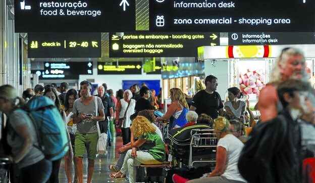 Cientos de pasajeros esperando información sobre sus vuelos en el aeropuerto Cristiano Ronaldo.