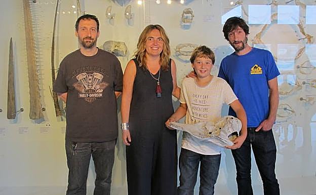 Gorka Irazusta sujeta el cráneo junto a su padre y responsables del Aquarium.