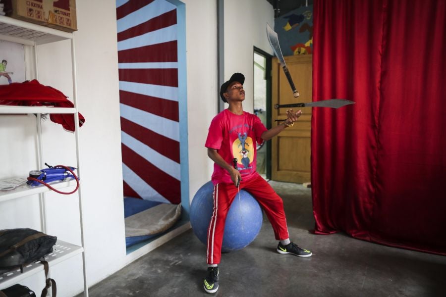 Fundación Nariz Roja en Yakarta, Indonesia, cumple su décimo aniversario. Establecida en 2008 por el actor de circo estadounidense Dan Roberts, la Fundación opera como centro de aprendizaje para educar a los niños pobres, enseñándoles habilidades artísticas y de circo. Actualmente, entre sus dos centros de aprendizaje, la Fundación ayuda a más de 270 estudiantes. 