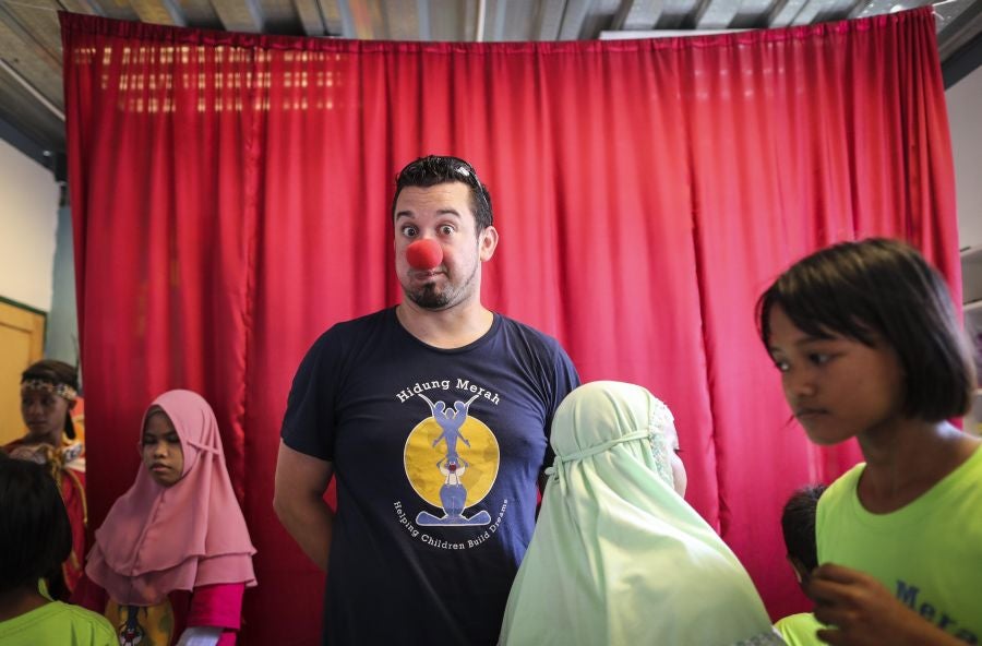 Fundación Nariz Roja en Yakarta, Indonesia, cumple su décimo aniversario. Establecida en 2008 por el actor de circo estadounidense Dan Roberts, la Fundación opera como centro de aprendizaje para educar a los niños pobres, enseñándoles habilidades artísticas y de circo. Actualmente, entre sus dos centros de aprendizaje, la Fundación ayuda a más de 270 estudiantes. 