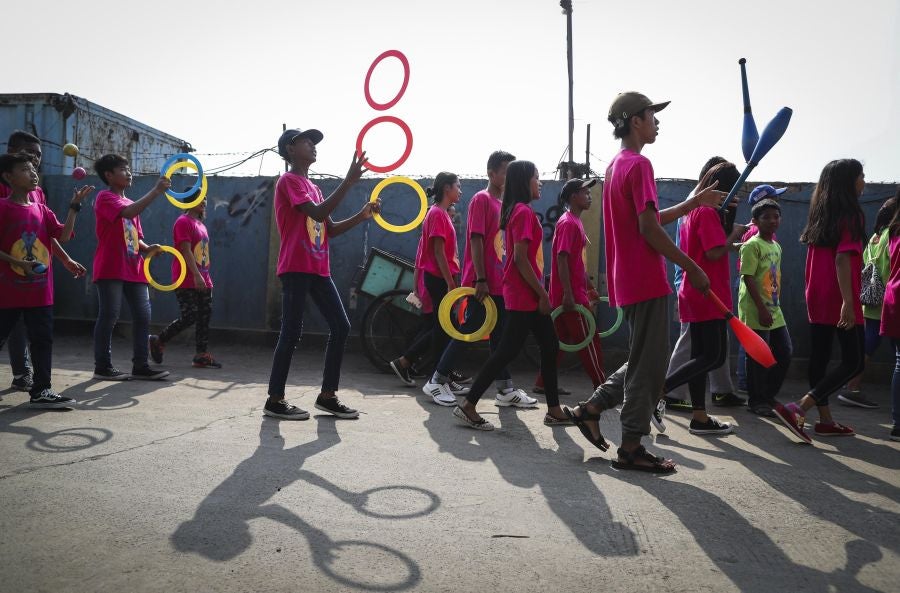 Fundación Nariz Roja en Yakarta, Indonesia, cumple su décimo aniversario. Establecida en 2008 por el actor de circo estadounidense Dan Roberts, la Fundación opera como centro de aprendizaje para educar a los niños pobres, enseñándoles habilidades artísticas y de circo. Actualmente, entre sus dos centros de aprendizaje, la Fundación ayuda a más de 270 estudiantes. 