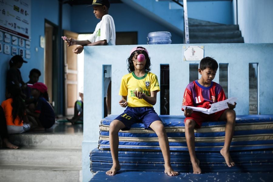 Fundación Nariz Roja en Yakarta, Indonesia, cumple su décimo aniversario. Establecida en 2008 por el actor de circo estadounidense Dan Roberts, la Fundación opera como centro de aprendizaje para educar a los niños pobres, enseñándoles habilidades artísticas y de circo. Actualmente, entre sus dos centros de aprendizaje, la Fundación ayuda a más de 270 estudiantes. 