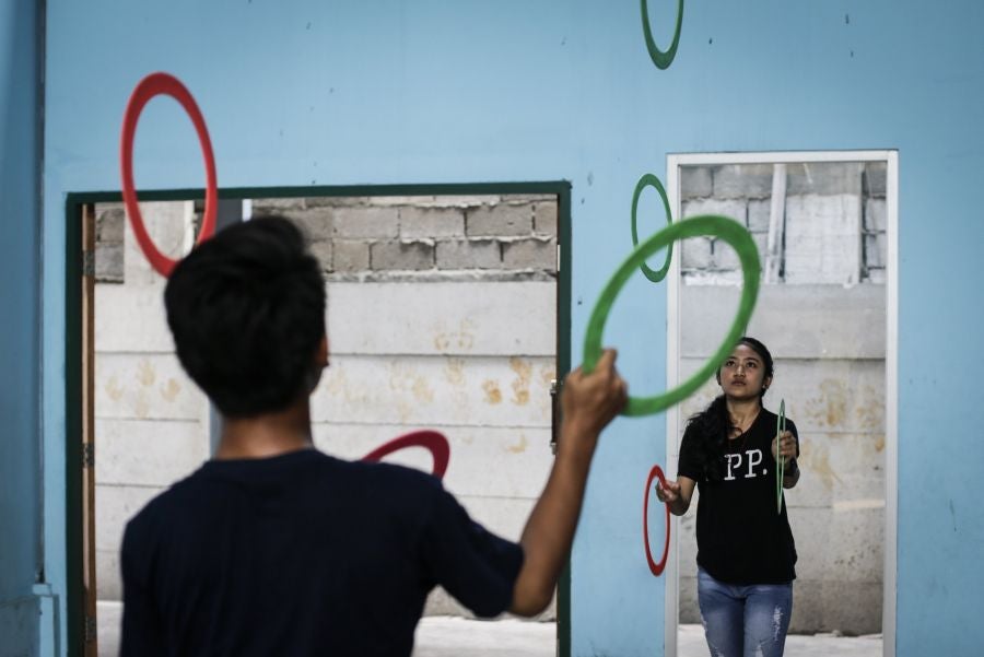 Fundación Nariz Roja en Yakarta, Indonesia, cumple su décimo aniversario. Establecida en 2008 por el actor de circo estadounidense Dan Roberts, la Fundación opera como centro de aprendizaje para educar a los niños pobres, enseñándoles habilidades artísticas y de circo. Actualmente, entre sus dos centros de aprendizaje, la Fundación ayuda a más de 270 estudiantes. 