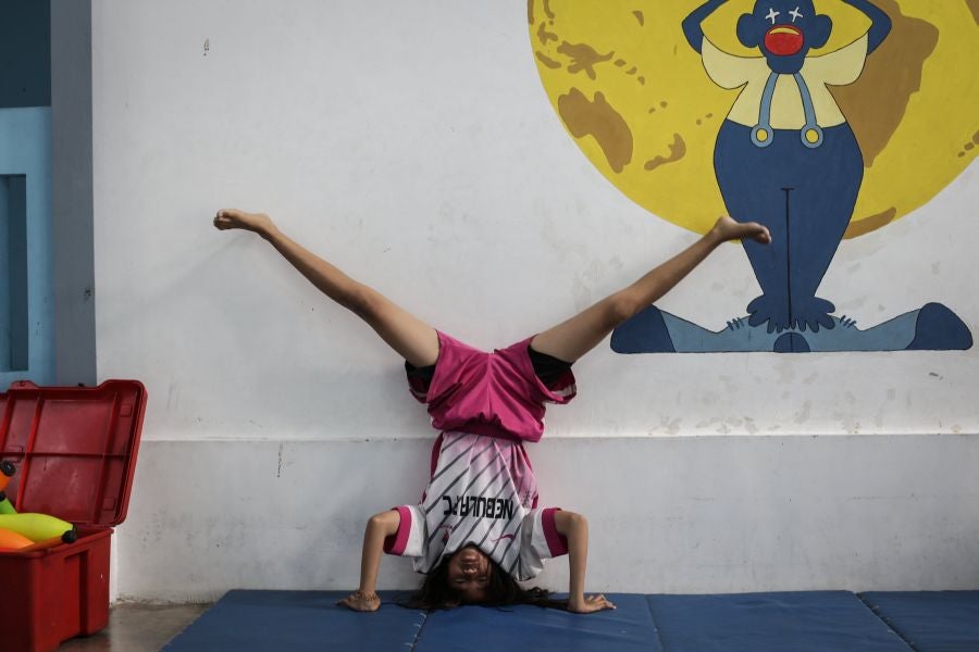 Fundación Nariz Roja en Yakarta, Indonesia, cumple su décimo aniversario. Establecida en 2008 por el actor de circo estadounidense Dan Roberts, la Fundación opera como centro de aprendizaje para educar a los niños pobres, enseñándoles habilidades artísticas y de circo. Actualmente, entre sus dos centros de aprendizaje, la Fundación ayuda a más de 270 estudiantes. 