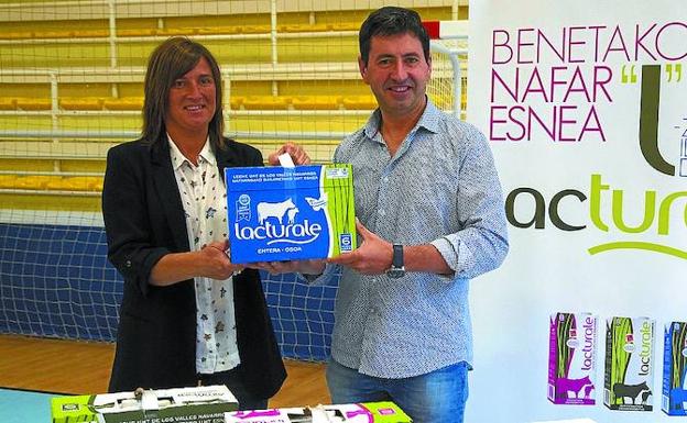 La responsable de Balonmano Bera Bera, Tati Garmendia, y el gerente de Lacturale, Juan Manuel Garro