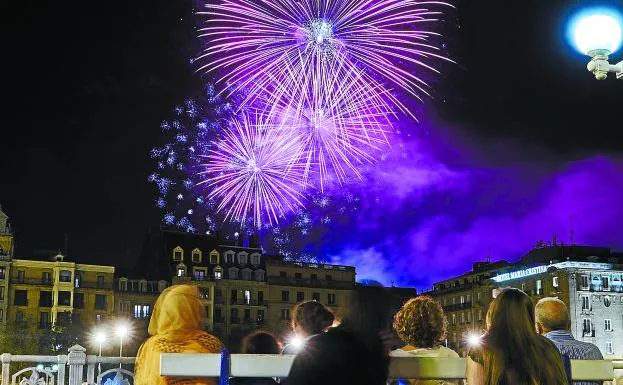 Un grupo de personas contempla los fuegos artificiales el año pasado desde el Paseo Ramón María Lilí. 