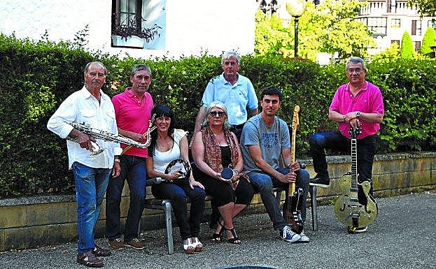 Los componentes de Remember Nico García (saxo), Josean Gravina (batería), Paloma Ochoa y Nadine Martínez (voces), Sabino Korta (techados), Iurgi Andonegi (bajo) y Antonio Estévez (guitarra y voz).