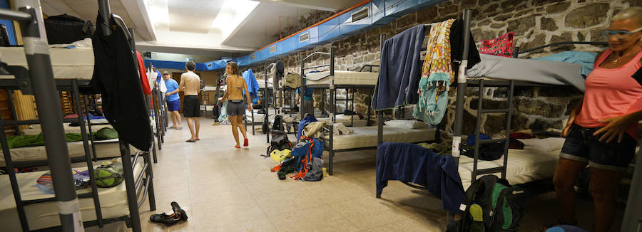 El donostiarra colegio Claret acoge a cientos de personas que se dirigen a Santiago de Compostela de peregrinaje y que no encuentran un lugar para dormir y seguir luego el camino. 