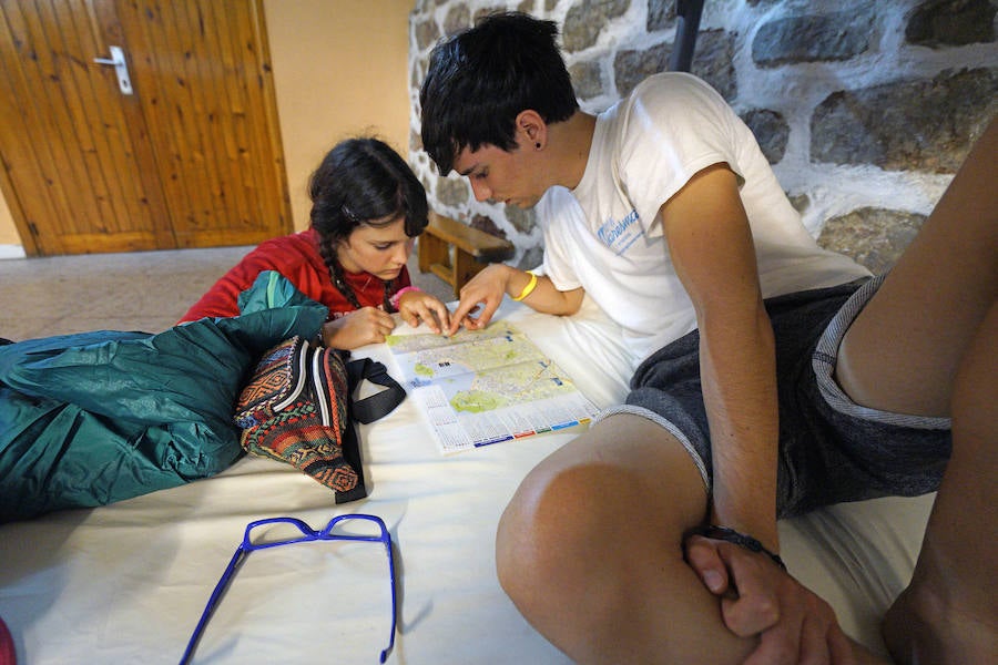 El donostiarra colegio Claret acoge a cientos de personas que se dirigen a Santiago de Compostela de peregrinaje y que no encuentran un lugar para dormir y seguir luego el camino. 