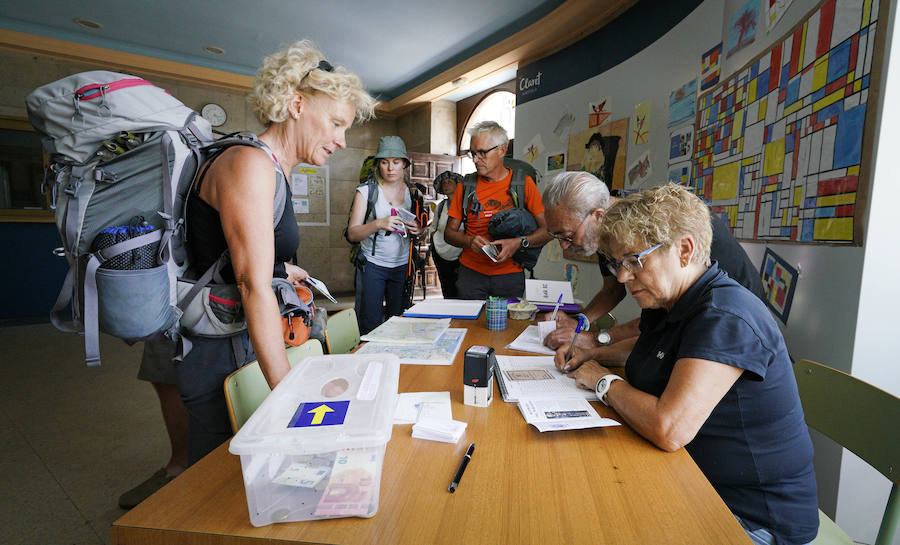 El donostiarra colegio Claret acoge a cientos de personas que se dirigen a Santiago de Compostela de peregrinaje y que no encuentran un lugar para dormir y seguir luego el camino. 