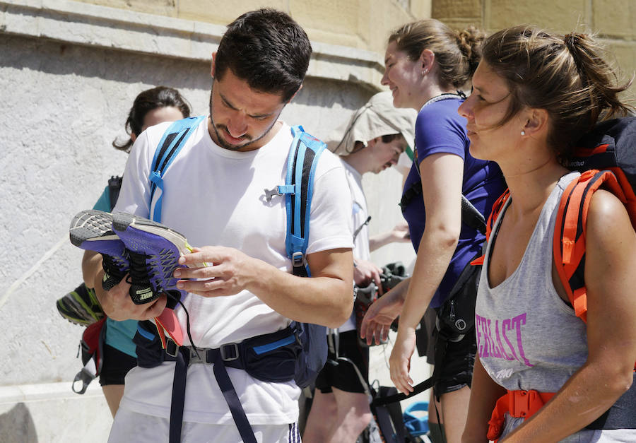 El donostiarra colegio Claret acoge a cientos de personas que se dirigen a Santiago de Compostela de peregrinaje y que no encuentran un lugar para dormir y seguir luego el camino. 