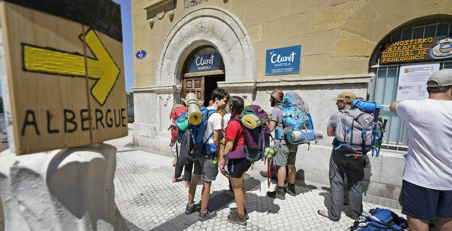 El donostiarra colegio Claret acoge a cientos de personas que se dirigen a Santiago de Compostela de peregrinaje y que no encuentran un lugar para dormir y seguir luego el camino. 