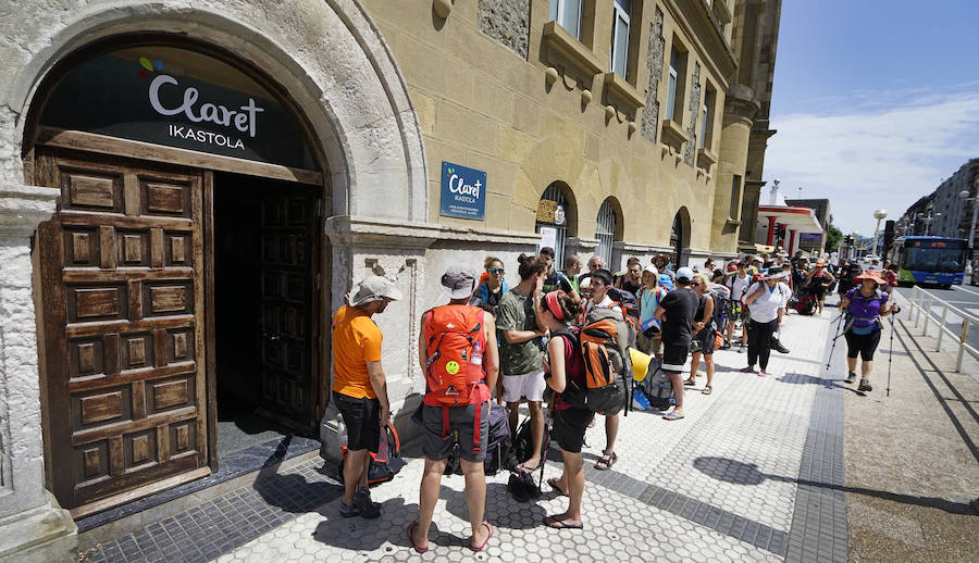 El donostiarra colegio Claret acoge a cientos de personas que se dirigen a Santiago de Compostela de peregrinaje y que no encuentran un lugar para dormir y seguir luego el camino. 