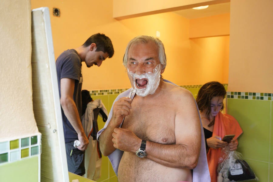 El donostiarra colegio Claret acoge a cientos de personas que se dirigen a Santiago de Compostela de peregrinaje y que no encuentran un lugar para dormir y seguir luego el camino. 