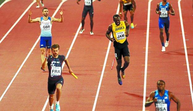 Usain Bolt se lesiona, tira el testigo y ve cómo se le escapa la medalla en su adiós al atletismo.