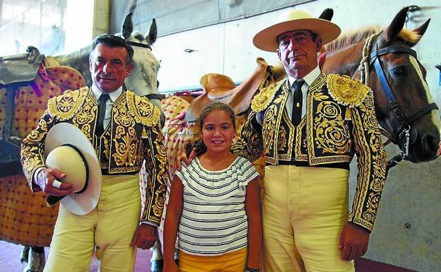 La primera de la Feria de Illunbe fue también la primera experiencia en una plaza para Noemi, a la que acompañan los hermanos Cruz. 