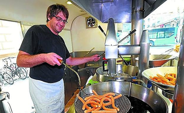 Arturo Manchado, tercera generación de una familia de churreros.