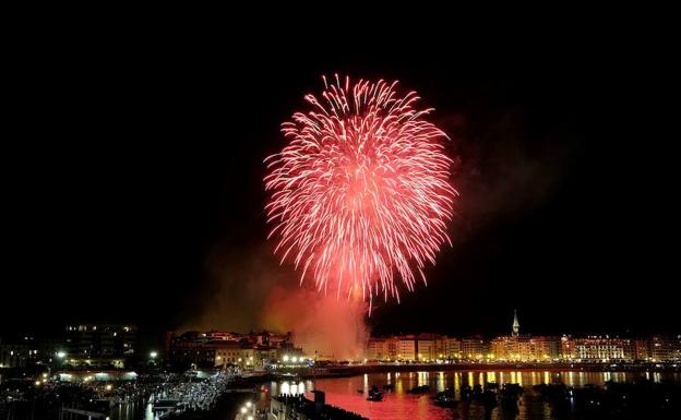 Lanzamiento de los fuegos artificiales a cargo de la pirotecnia Hermanos Caballer, de Castellón 