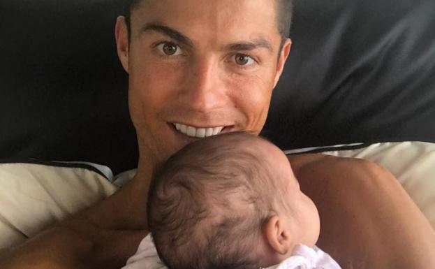 Cristiano Ronaldo presenta a su hija en Instagram
