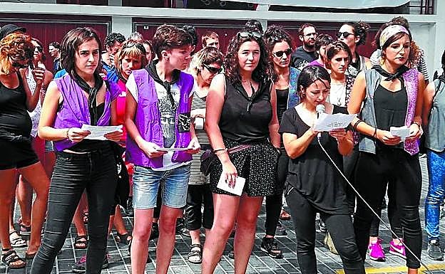 Un momento de la lectura del manifiesto ayer en La Flamenka. 