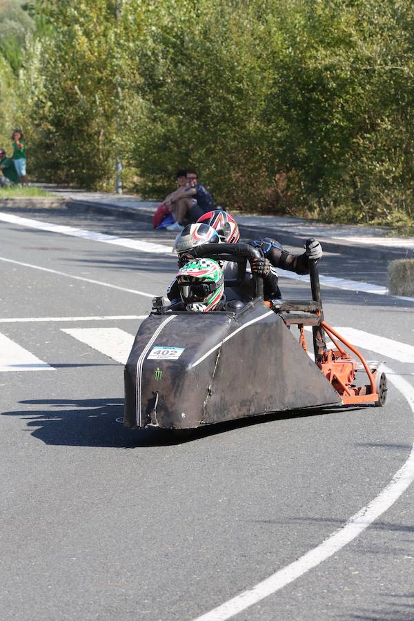 El asfalto de la cuesta de Markotegi, en el barrio donostiarra de Zuatzu, amanece hoy con los restos de neumático de los 35 vehículos que compitieron ayer en la cuarta edición de las bajadas de Goitibeheras con motivo de la Semana Grande.
