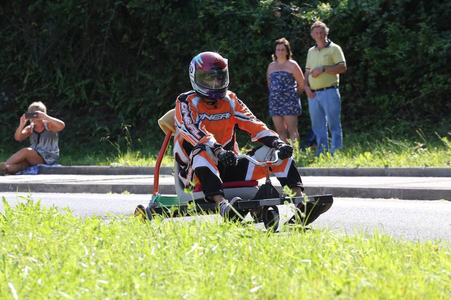 El asfalto de la cuesta de Markotegi, en el barrio donostiarra de Zuatzu, amanece hoy con los restos de neumático de los 35 vehículos que compitieron ayer en la cuarta edición de las bajadas de Goitibeheras con motivo de la Semana Grande.