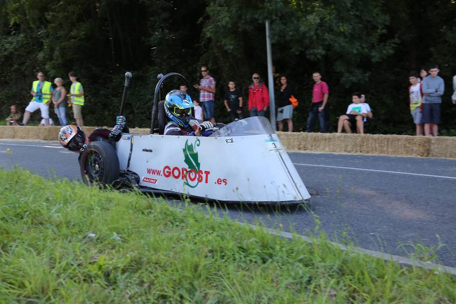 El asfalto de la cuesta de Markotegi, en el barrio donostiarra de Zuatzu, amanece hoy con los restos de neumático de los 35 vehículos que compitieron ayer en la cuarta edición de las bajadas de Goitibeheras con motivo de la Semana Grande.