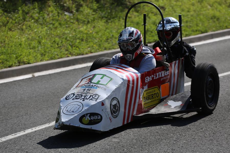 El asfalto de la cuesta de Markotegi, en el barrio donostiarra de Zuatzu, amanece hoy con los restos de neumático de los 35 vehículos que compitieron ayer en la cuarta edición de las bajadas de Goitibeheras con motivo de la Semana Grande.