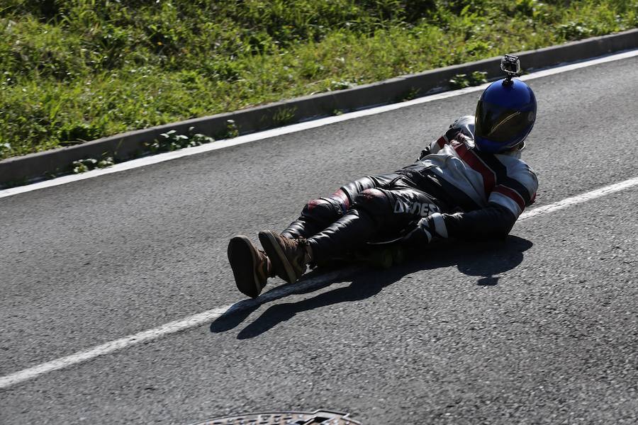 El asfalto de la cuesta de Markotegi, en el barrio donostiarra de Zuatzu, amanece hoy con los restos de neumático de los 35 vehículos que compitieron ayer en la cuarta edición de las bajadas de Goitibeheras con motivo de la Semana Grande.