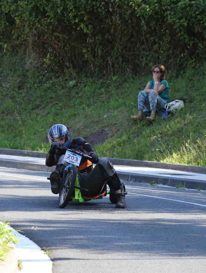 El asfalto de la cuesta de Markotegi, en el barrio donostiarra de Zuatzu, amanece hoy con los restos de neumático de los 35 vehículos que compitieron ayer en la cuarta edición de las bajadas de Goitibeheras con motivo de la Semana Grande.