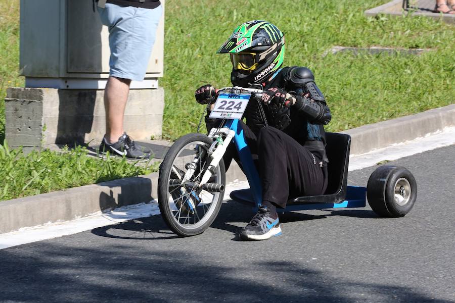 El asfalto de la cuesta de Markotegi, en el barrio donostiarra de Zuatzu, amanece hoy con los restos de neumático de los 35 vehículos que compitieron ayer en la cuarta edición de las bajadas de Goitibeheras con motivo de la Semana Grande.