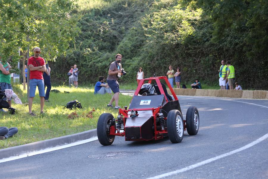 El asfalto de la cuesta de Markotegi, en el barrio donostiarra de Zuatzu, amanece hoy con los restos de neumático de los 35 vehículos que compitieron ayer en la cuarta edición de las bajadas de Goitibeheras con motivo de la Semana Grande.