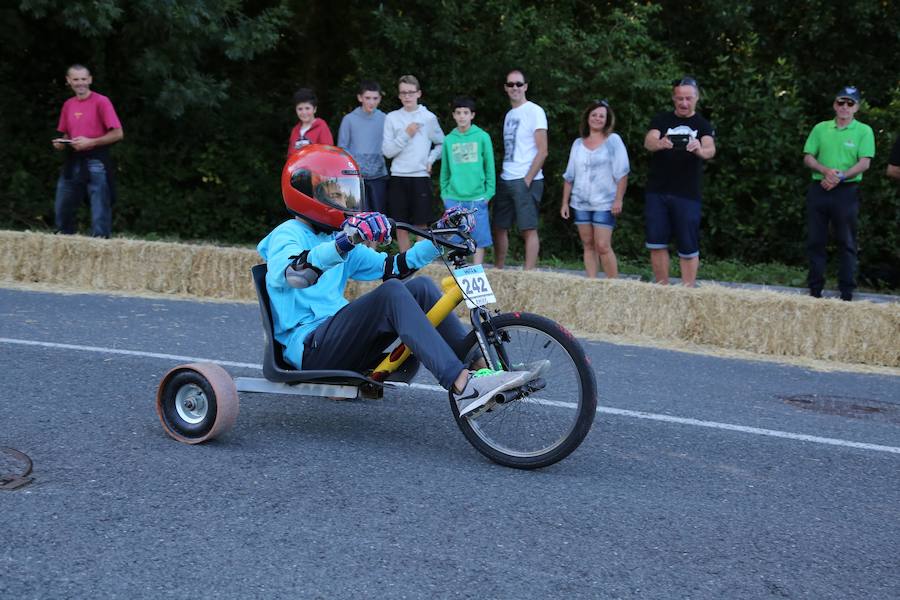 El asfalto de la cuesta de Markotegi, en el barrio donostiarra de Zuatzu, amanece hoy con los restos de neumático de los 35 vehículos que compitieron ayer en la cuarta edición de las bajadas de Goitibeheras con motivo de la Semana Grande.