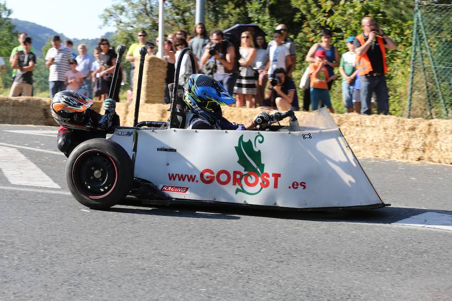El asfalto de la cuesta de Markotegi, en el barrio donostiarra de Zuatzu, amanece hoy con los restos de neumático de los 35 vehículos que compitieron ayer en la cuarta edición de las bajadas de Goitibeheras con motivo de la Semana Grande.