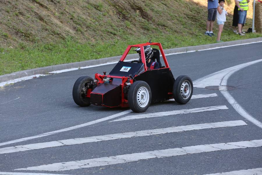 El asfalto de la cuesta de Markotegi, en el barrio donostiarra de Zuatzu, amanece hoy con los restos de neumático de los 35 vehículos que compitieron ayer en la cuarta edición de las bajadas de Goitibeheras con motivo de la Semana Grande.