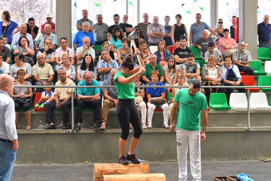 Zizurkil gora celebra desde el sábado las fiestas de la Asunción hasta mañana martes, el día grande de las mismas. Ayer, los baserritarras locales fueron los protagonistas de la jornada junto a los jubilados,