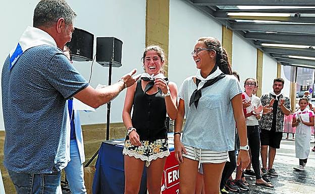 Las ganadoras, Ane Otaegi y Nerea Rey, felices por llevarse el primer puesto.