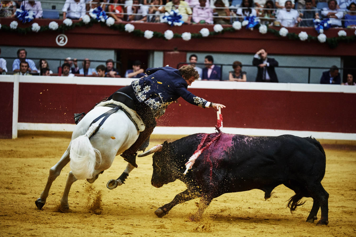 Los diestros Enrique Ponce y Cayetano se repartieron este lunes sendas orejas de sus toros de José Vázquez en la tercera corrida de la Aste Nagusia, otro festejo del abono que se cerró sin faenas rotundas aunque sí con un lucido toreo del rejoneador Hermoso de Mendoza.